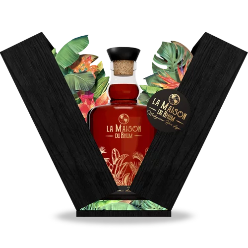 Bottiglia dentro astuccio floreale semi-aperto del rum La Maison Du Rhum Madagascar